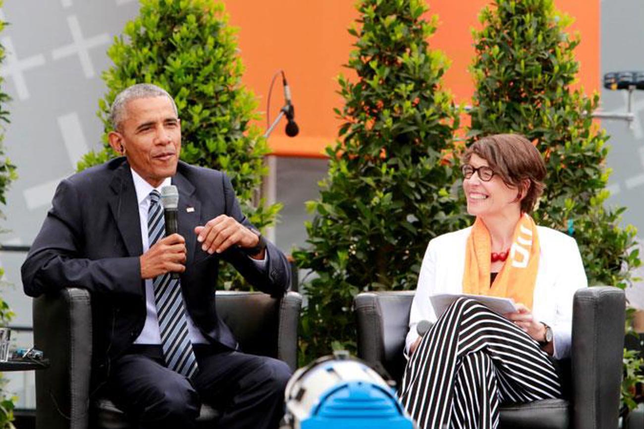Christina Aus der Au, Präsidentin des Deutschen Kirchentags, mit Barack Obama auf der grossen Bühne in Berlin. | DEKT/Erbe