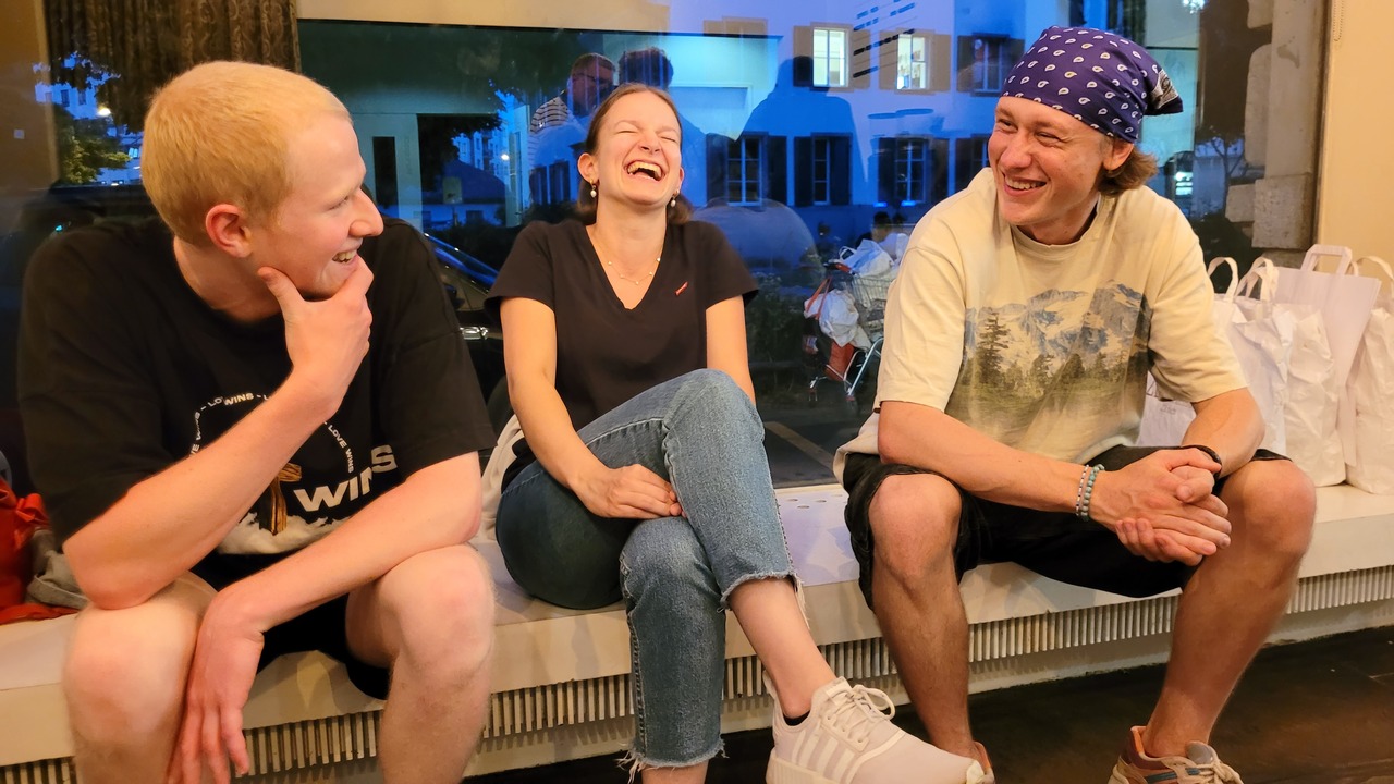 Nicht nur Stadtzürcher Jugendliche kommen zur Streetchurch. Tobias, Jara und Nik sind extra aus Gossau ZH an die «Grow Session» gereist. Foto: sd