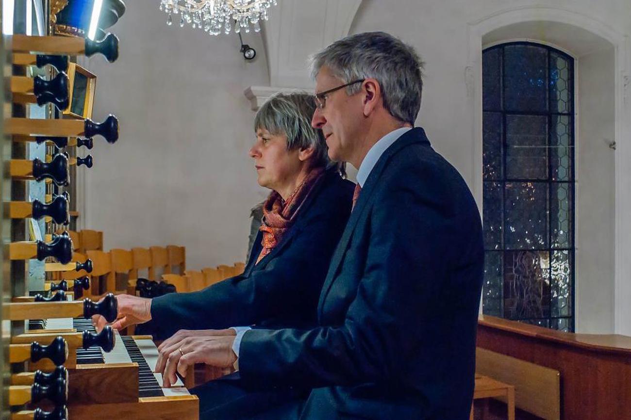 Spielen vierhändig und vierfüssig an der Orgel: Eva und Marco Brandazza. | Orgelkonzerte Pfarrei Triengen