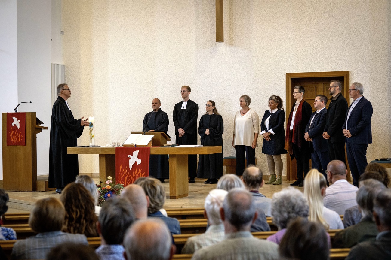 Ordination in der evangelischen Kirche Wattwil. Ordiniert wurden (von links) Reto Schaufelberger, Dominik Gantenbein, Melanie Homberger, Monica Ferrari-Zanetti, Claudia Rüfer Ritter, Silke Steiger, Mathias Suremann, Marcel Urban und Peter Bruderer. Foto: kid/ack