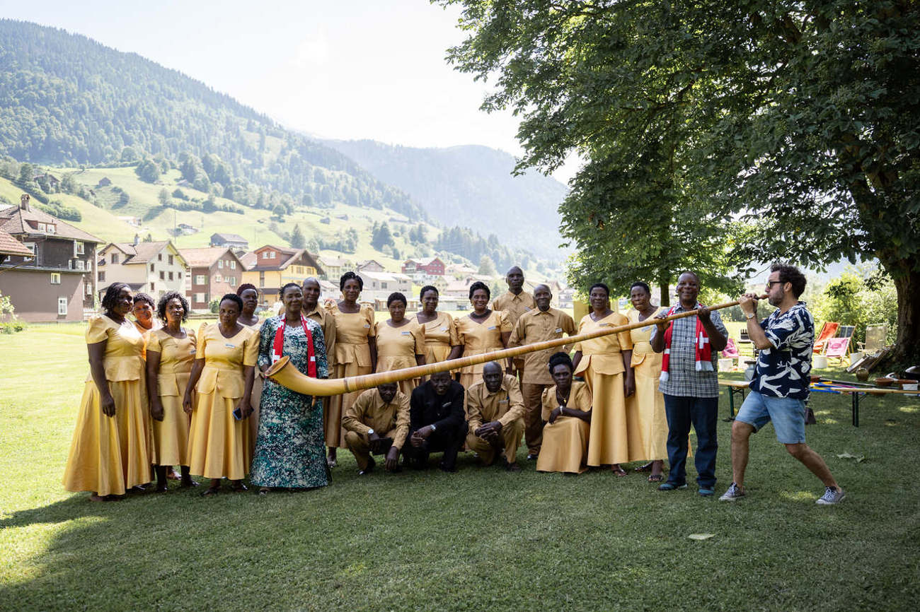 Das Alphorn sorgte bei den Gästen aus Tansania für Begeisterung. Foto: Jana Birchmeier