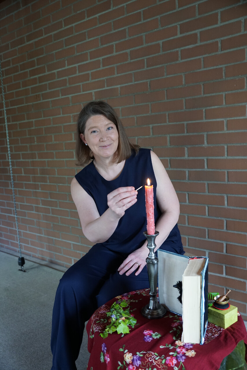 Märchenerzählerin Martina Schläpfer entzündet eine Kerze und entfacht Ruhe und Aufmerksamkeit. Foto: Andrea Kobler