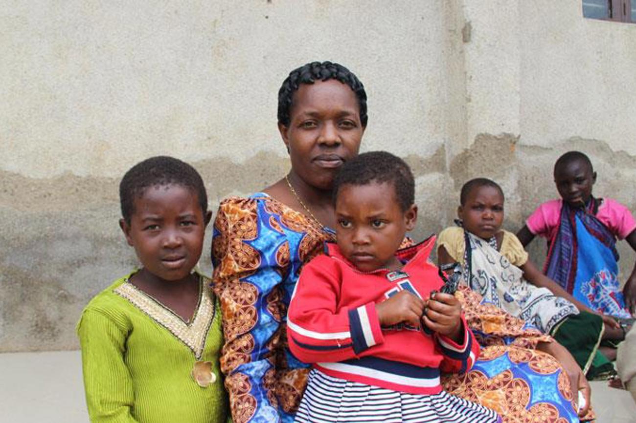 Bahati Mshani betreut Waisenkinder in Tansania. | Mara Wirthlin
