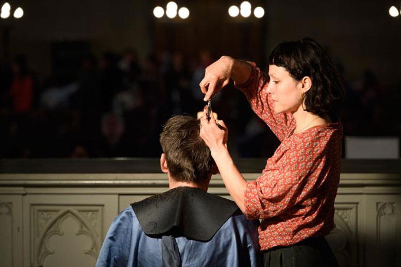 Anna Tschannen schneidet in der Offenen Kirche Elisabethen in Basel Randständigen die Haare. «Ich merke schnell, ob jemand Nähe erträgt oder nicht», sagt sie. | Dominik Plüss