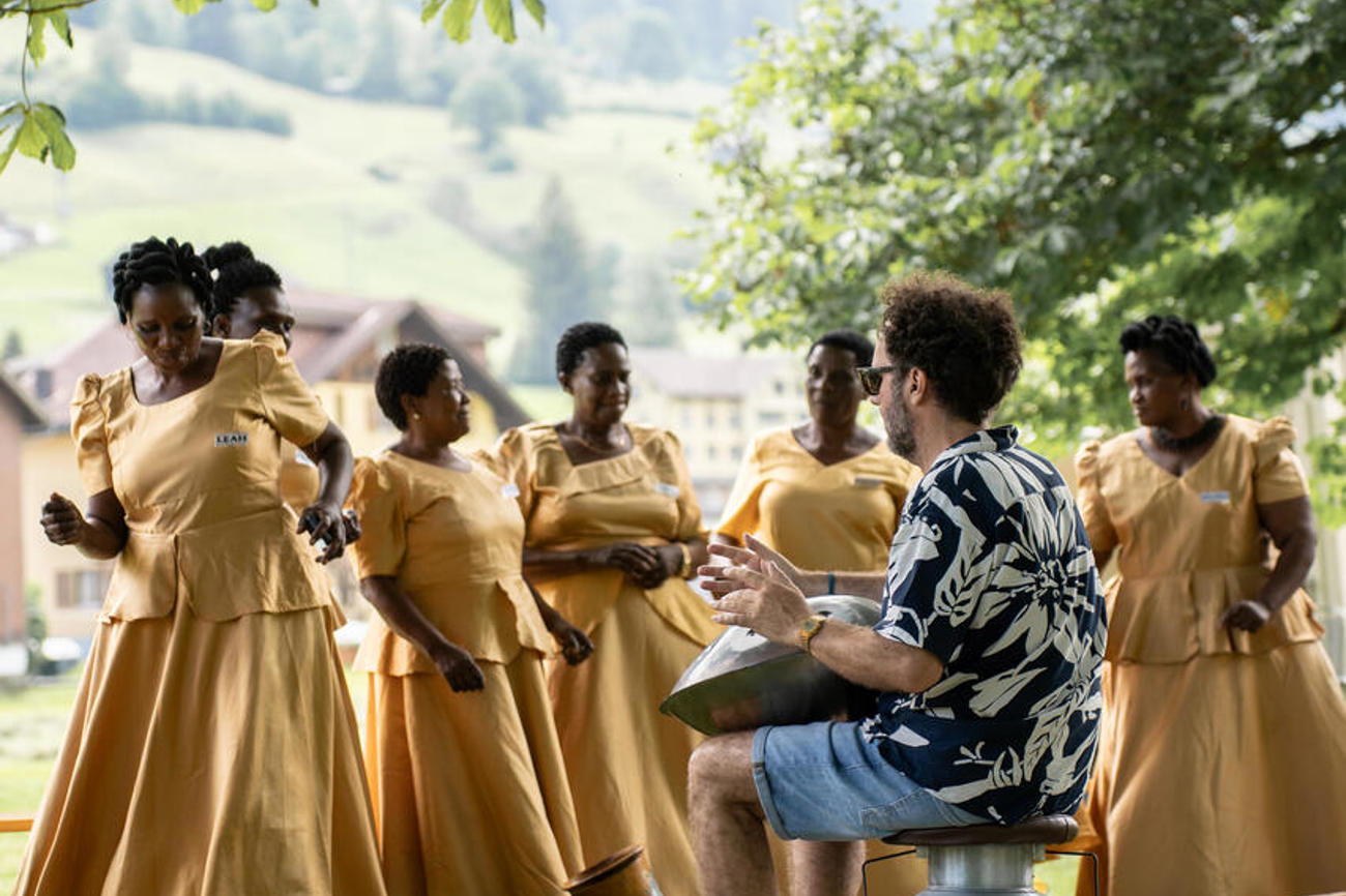 Zwanzig Sängerinnen und Sänger des Chors aus Tansania sind nach St. Gallen gereist. Foto: Jana Birchmeier