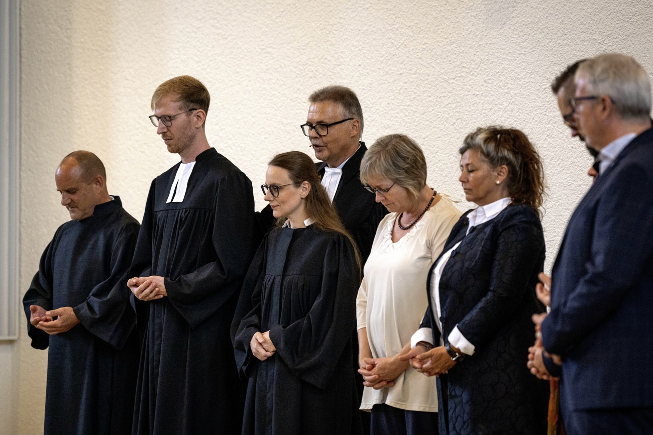 Ordiniert wurden (von links) Reto Schaufelberger, Dominik Gantenbein, Melanie Homberger, Monica Ferrari-Zanetti, Claudia Rüfer Ritter, Silke Steiger, Mathias Suremann, Marcel Urban und Peter Bruderer. Hinten, mit Mikrophon: Martin Schmidt. Foto: kid/ack