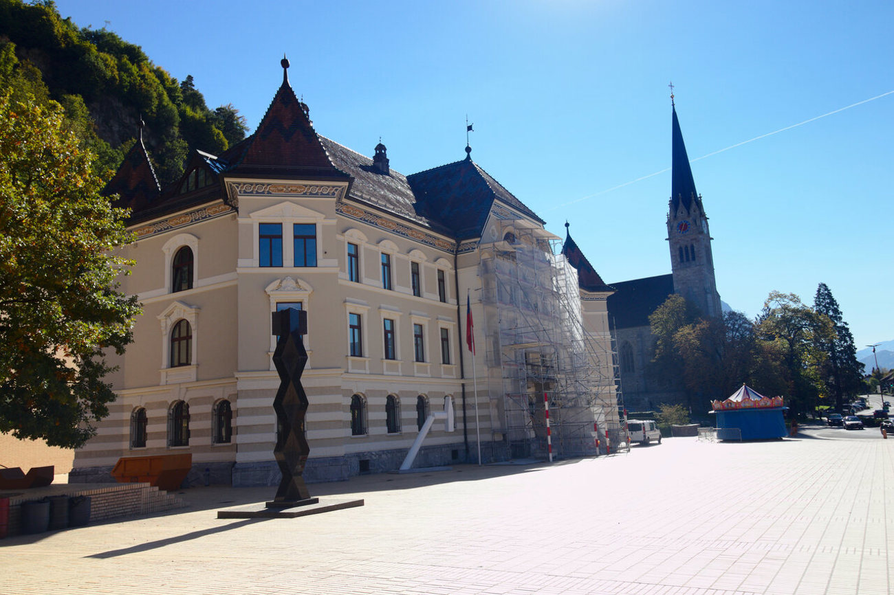 Das Liechtensteiner Regierungsgebäude gleich neben der römisch-katholischen Kathedrale in Vaduz. Foto: Rafael P. D. Suppmann (wikimedia)