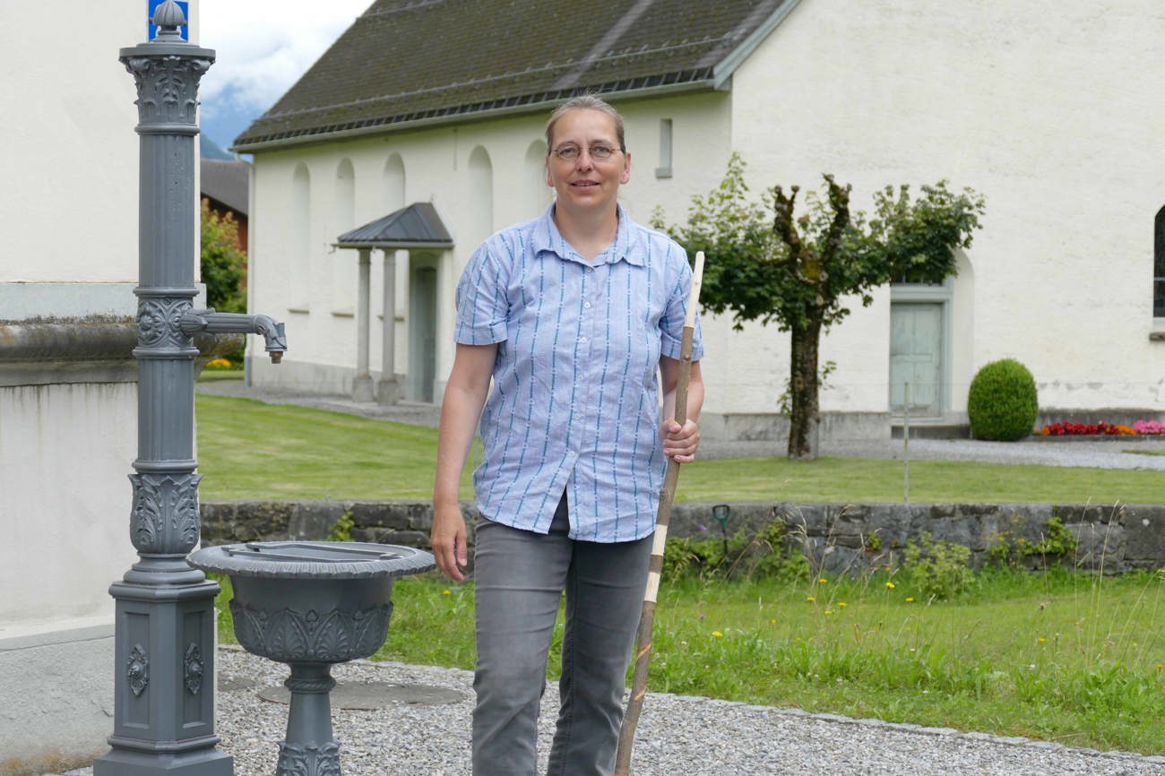 Die Pfarrerin in der Sennenbluse liebt das Pfarrhausgärtchen vorm Friedhof. | Foto: Swantje Kammerecker