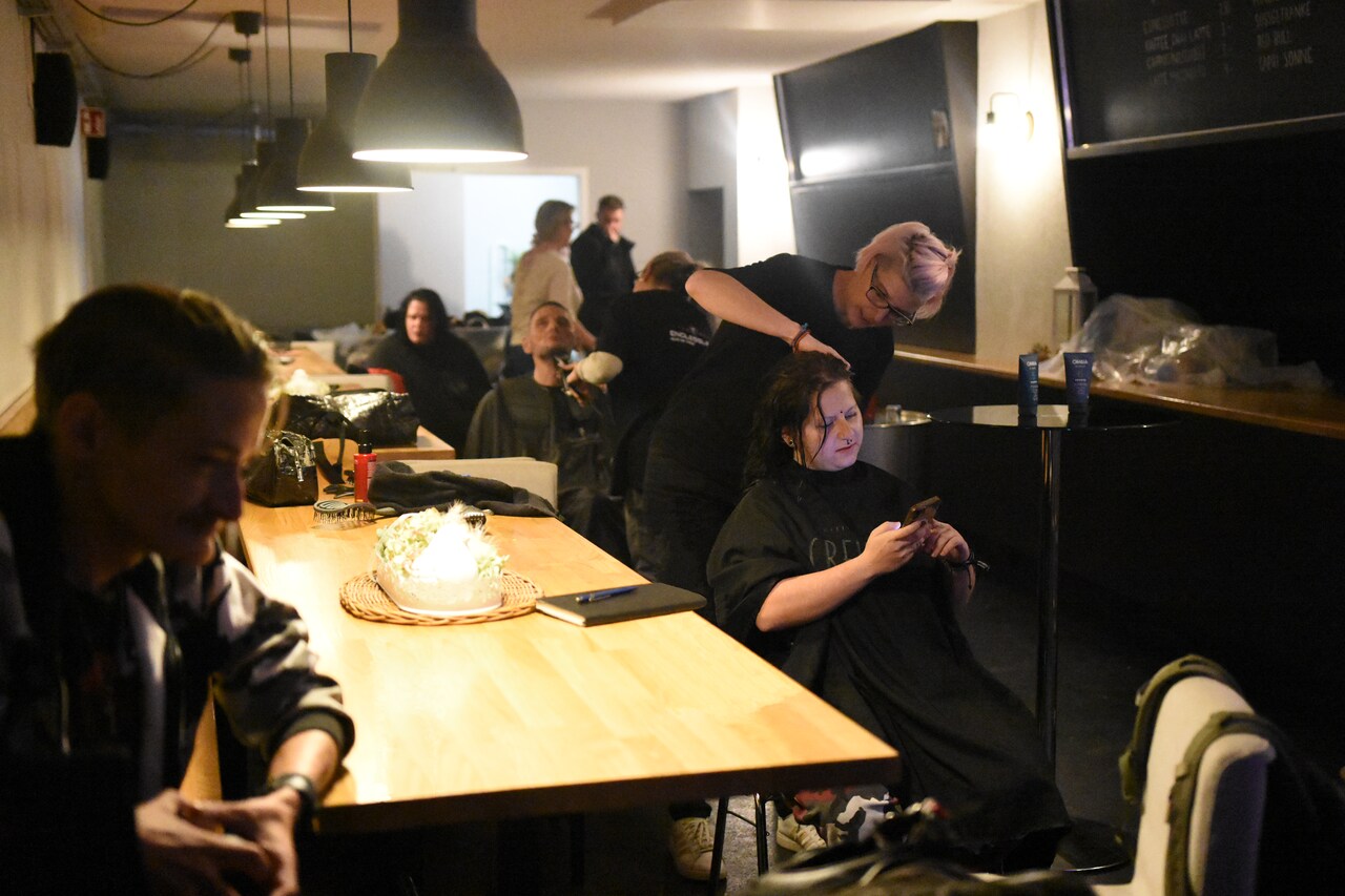 Die professionellen Coiffeusen arbeiten ehrenamtlich. Der Haarschnitt ist für Menschen mit Suchthintergrund gratis. Foto: Roman Hertler