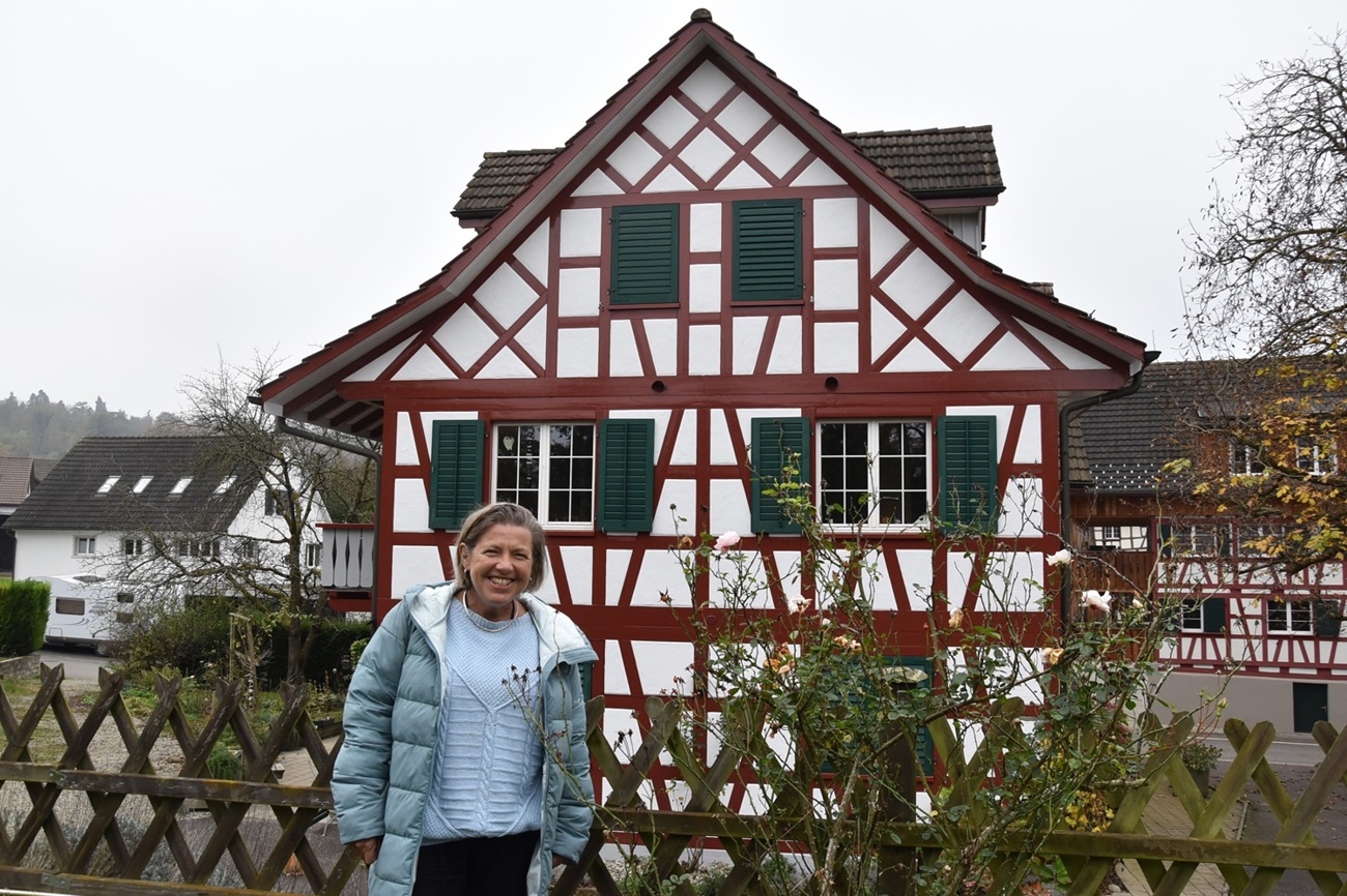 In diesem Riegelhaus am Rande von Tägerwilen wohnt die «Störpfarrerin». (Bild: Freddy Kugler)