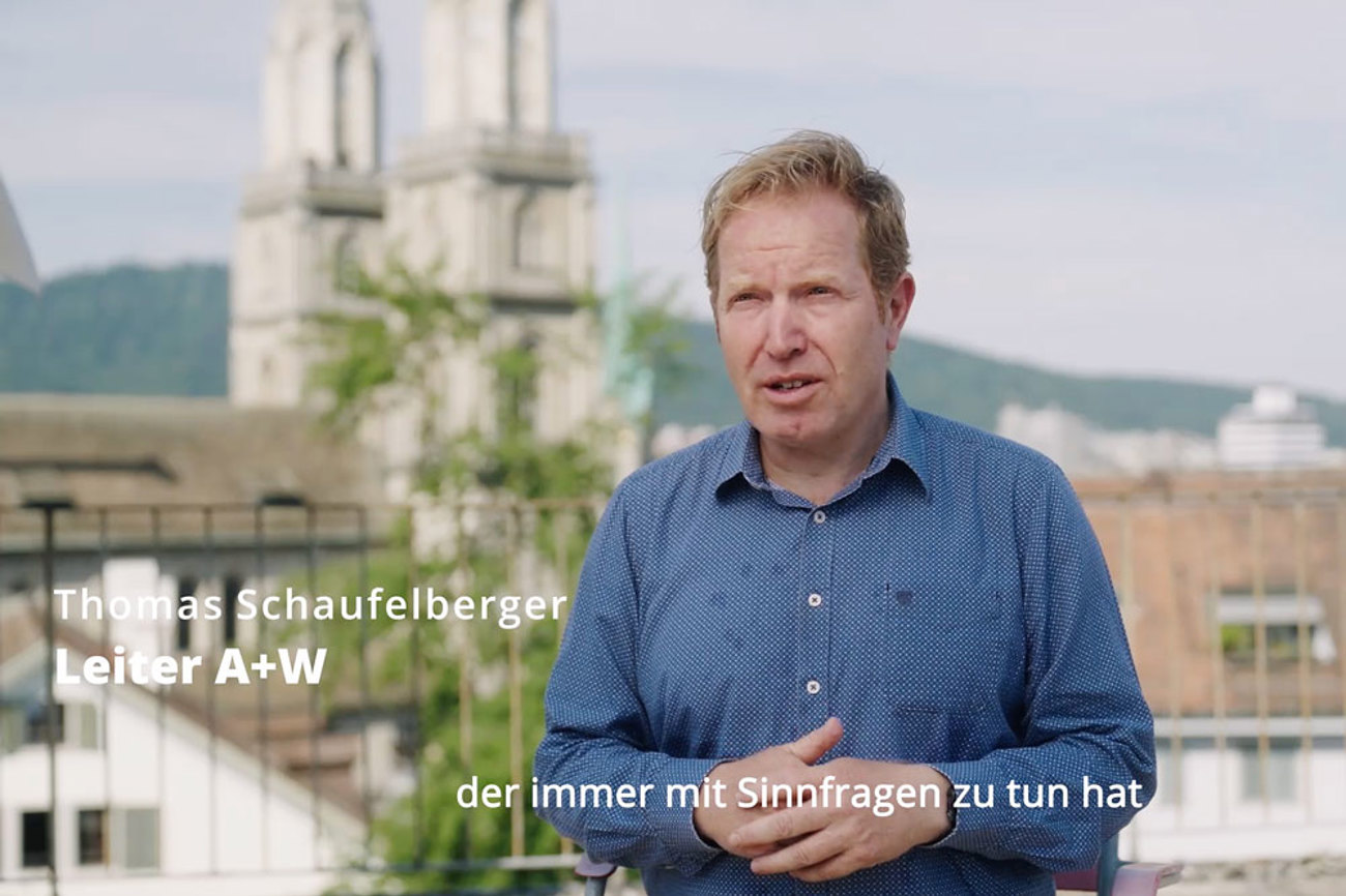 Die Fachstelle Aus- und Weiterbildung der Pfarrerinnen und Pfarrer möchte mit der neuen Kampagne mehr Menschen ermutigen, über ein Quest-Studium Pfarrer oder Pfarrerin zu werden.  | Videoausschnitt www.bildungkirche.ch