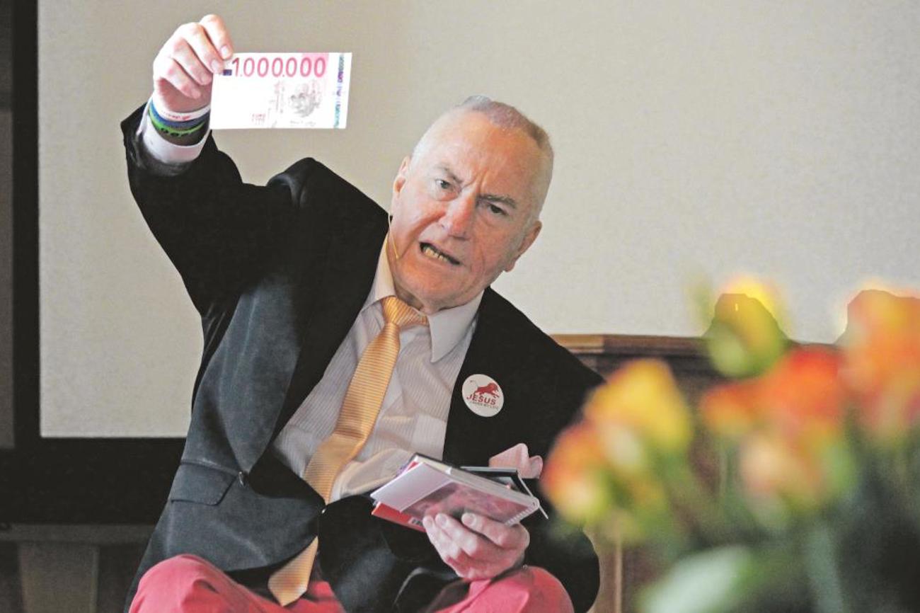 Josef Müller verteilt Gutscheine, die eine Million Euro wert sind: «Die Botschaft Gottes ist viel mehr wert.» |Tilmann Zuber