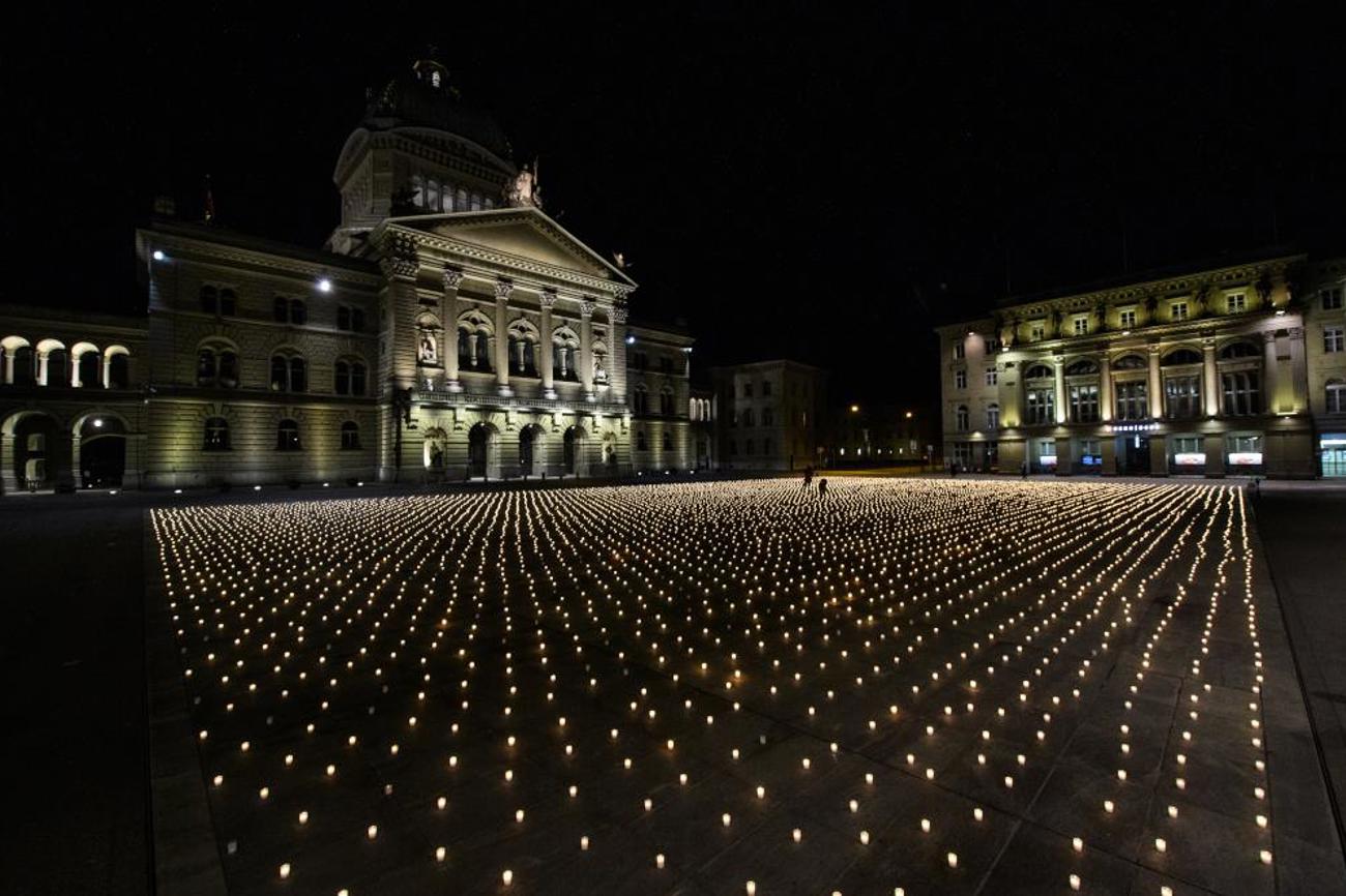 Leuchtende Mahnwache für 11'981 Corona-Tote vor dem Bundeshaus in Bern. | Moser