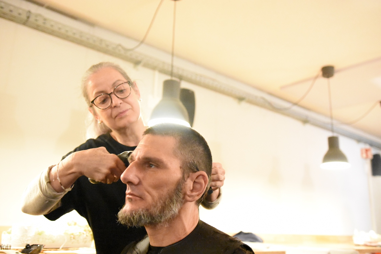 Maria stutzt Rhyad die Haare, trimmt und konturiert seinen Bart. Die gelernte Coiffeuse wollte schon immer etwas Gutes tun: «Hier kann ich ganz einfach mit meinem Beruf jemandem eine Freude machen.» Foto: Roman Hertler