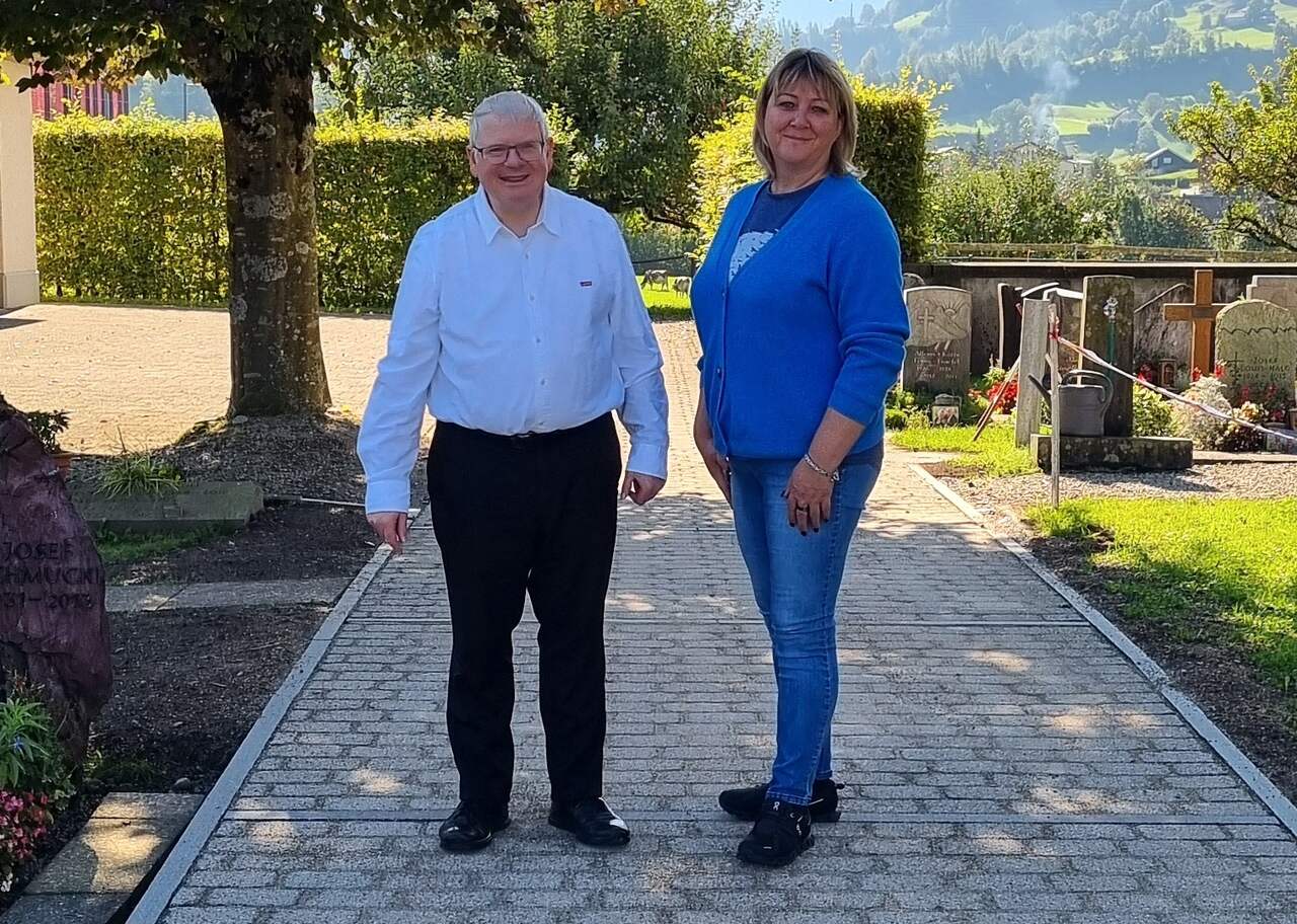 Emil Hobi und Monika Kuratli auf dem neu gestalteten Mittelweg des Friedhofs Neu St. Johann. Foto: zvg