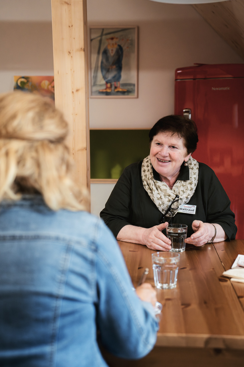 «Seit wir hier im Papierhof sind, kommen viel mehr Menschen gezielt bei mir im Büro vorbei und fragen um Hilfe», sagt Waltraud Eggenberger. Foto: Jana Birchmeier