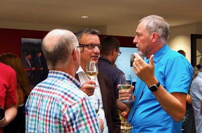 Alois Morger, Cornel Aerne und Martin Jud tauschen sich am Apero aus. Foto: Michel Bossart