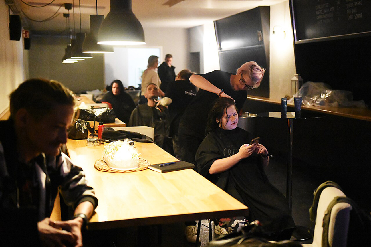 Die professionellen Coiffeusen arbeiten ehrenamtlich. Der Haarschnitt ist für Menschen mit Suchthintergrund gratis. | Foto: Roman Hertler